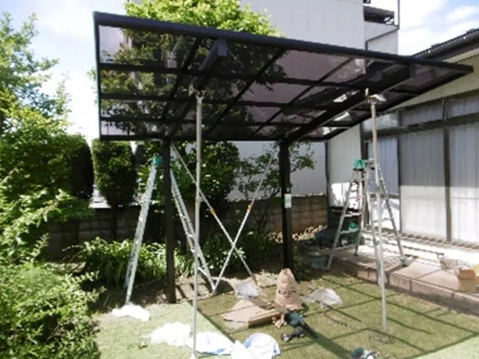 お庭にバイクを置くための屋根設置