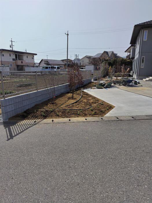 もうすぐ完成、駐車場と植栽部です。